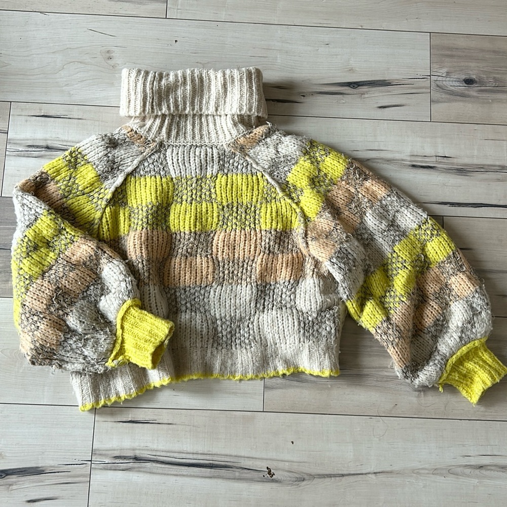 Free People checkerboard cropped balloon sleeve sweater size medium